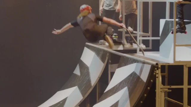 Tampereen Teatterikesän spektaakkelissa sulautuvat yhteen urbaani urheilu ja taide! 🤩

Breakdancea, rullaluistelua, rullalautailua, freestyle-koripalloa, BMX-pyöräilyä ja vapaajuoksua – Tampere-talon Ison salin valtaa joukko omien lajiensa huippuosaajia, joiden yhteispeli tekee esityksestä saumatonta, elävää runoutta. 🛼

Hollantilaisen ISH Dance Collectiven valloittava ja adrenaliinin täyteinen esitys on täynnä näyttäviä temppuja, painovoimaa uhmaavaa hurjapäisyyttä ja läsnäolon herkkyyttä. Se kuvaa niitä kriittisiä sekunteja, joiden ansiosta haastava temppu onnistuu: täydellistä taitoa, täydellistä keskittymistä hetkeen, täydellistä vapauden tunnetta. 🛹

2000-luvun menestyneimpiin hollantilaisiin tanssiryhmiin kuuluva ISH Dance Collective vierailee Suomessa nyt ensi kertaa. Koreografi ja ohjaaja Marco Gerris työryhmineen lupaa, ettei katsoja tule uskomaan silmiään! 🤫

Tuotanto on Tampere-talon ja Tampereen Teatterikesän yhteinen. Osta liput nyt!

TAMPEREEN TEATTERIKESÄ: ELEMENTS OF FREESTYLE (NL)
📆 La 2.8. klo 18
📍 Iso sali, Tampere-talo
🎫 Liput 67 €, eläkeläiset, työttömät, varus- ja siviilipalvelushenkilöt 57 €, alle 17-vuotiaat ja opiskelijat 42 €

Lue lisää ja osta liput: 👉 tampere-talo.fi

@tamperetheatrefestival @ishdancecollective #tamperetalo #elämystentalo #elämäsitilaisuus #tampere #teatterikesä #tampereenteatterikesä