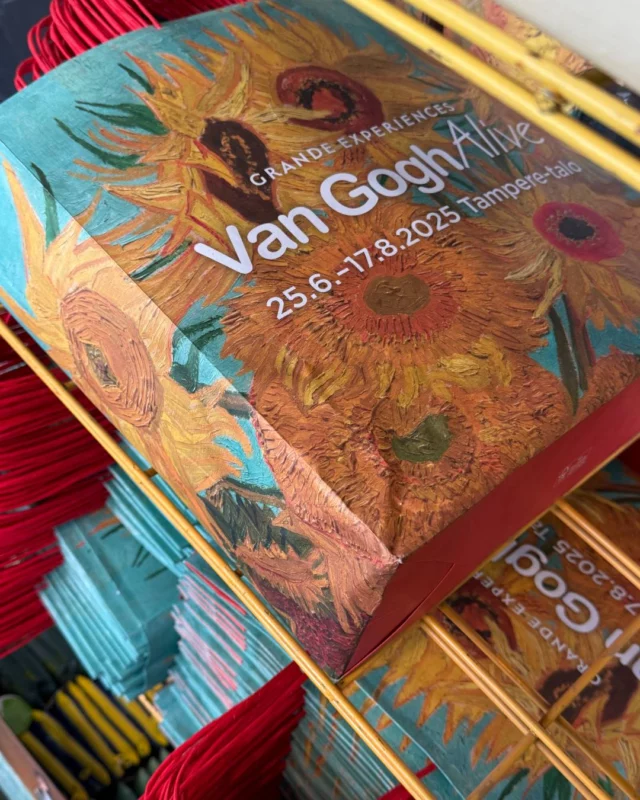 Miltä näyttää auringonkukkien täyttämä huone? Millainen persoona oli Vincent Van Gogh? Mitä näet ikkunoista? Millaisia ajatuksia taiteilijalla oli taiteesta ja elämästä? 🌻

Ihan pian se - ja paljon muuta - nähdään, kun Van Gogh Alive -kesänäyttely avautuu Tampere-talossa keskiviikkona 25.6.2025! 😍 Työmaalla käy tällä hetkellä melkoinen kuhina, ja töitä on vielä tehtävänä. Sen voimme kuitenkin jo luvata, että kerrassaan upea, kaikkia aisteja kutkutteleva taide-elämys on luvassa. Nähdäänhän siellä? 💛

Lue lisää ja osta oma lippusi: tampere-talo.fi. Kesänäyttely on avoinna sunnuntaihin 17.8.2025 asti. Tervetuloa!

#tamperetalo #vangoghalive #vincentvangogh #vangoghart #sneakpeek #tampere #taidenäyttely