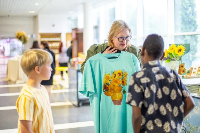 Joko kävit hurmaavassa pop up -puodissame? 😍 Puodista löydät ainutlaatuisia Van Goghin inspiroimia tuotteita ja Frantsilan shop in shopin!

Puodin laaja valikoima kattaa esimerkiksi t-paitoja, magneetteja, kyniä, sukkia, koriste-esineitä, koruja sekä tietysti auringonkukkia. Tuotteet sopivat täydellisesti niin matkamuistoksi näyttelystä, kuin lahjaksi tai tuliaiseksikin 🥰

​​​​​​​Puotiin pääsee myös ilman näyttelylippua. Puoti sijaitsee Sorsapuistosalin edustalla ja on avoinna näyttelyn aukioloaikojen mukaan.

Kuvat: Heidi Sohrab

#vangoghalive #vangoghart #tampere #tamperetalo