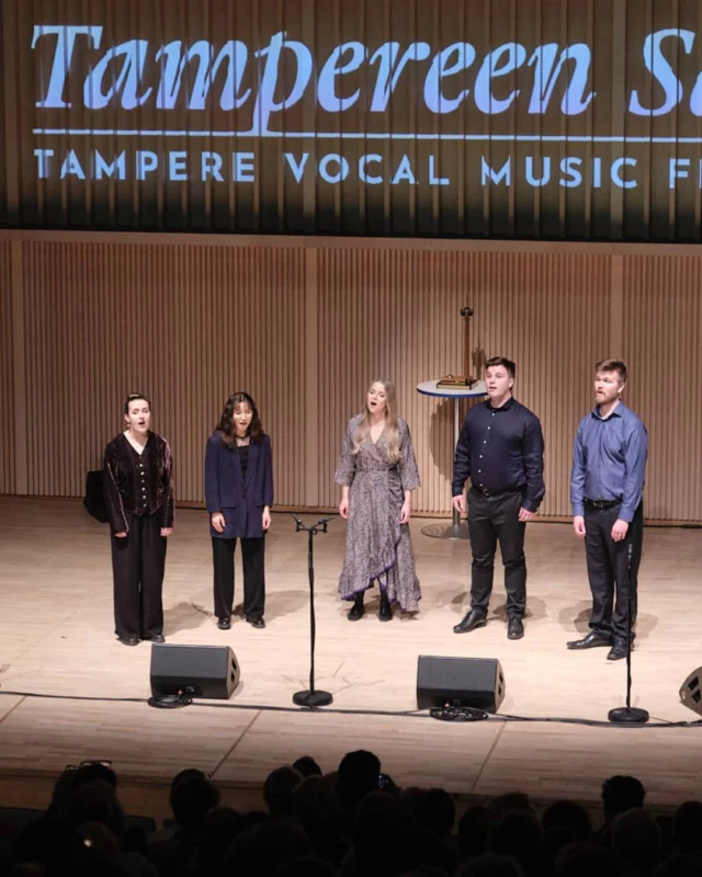Tampereen Sävel - Tampere Vocal Music Festival ihastutti Tampere-talossa pian parisen viikkoa sitten 😍 50-vuotisjuhlaansa viettävä Tampereen Sävel toi kaupunkiin laulajia yhteensä 82 kuorosta ja lauluyhtyeestä.

Taiteellisen johtajan Merzi Rajalan koostamassa ohjelmassa teemana oli äänellä vaikuttaminen ja arvopohjainen laulaminen. Konserttiohjelmassa laulettiin esimerkiksi luonnontuhontalaista, YK:n kestävän kehityksen tavoitteista ja Hukkajoen raakkutapauksesta.

Viisipäiväisessä tapahtumassa yleisö sai nauttia monipuolisesta kuoromusiikista ja laulamisen ilosta. Tampereen Sävel koostui konserteista, kursseista, Kuorotorista, kuorokatselmuksesta ja yhtyelaulukilpailusta. Kuorokatselmuksessa esiintyi 55 kuoroa ja yhtyelaulukilpailun akustisen sarjan ja koko kilpailun Grand Prix’n voitti suomalainen NEÅ.

Tampere-talolla oli ilo toimia lokaationa upealle Tampereen Sävelelle! 💙 Lue lisää tapahtumasta: tamperevocal.fi 

Kuvat © Ville Kurki

@tamperevocal @tamperekaupunki #TampereenSävel #TampereVocalMusicFestival #Tampere #tamperetalo
