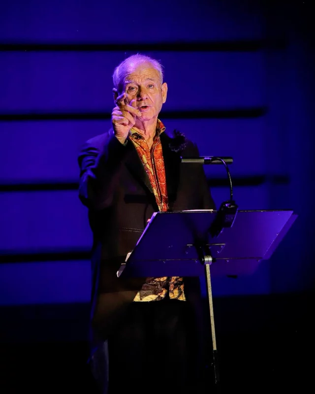 ✨ Tampere-talossa 3.7.2025: Bill Murray, Jan Vogler, Mira Wang ja Vanessa Pérez – New Worlds ✨

Eilisillan konsertti oli ainutlaatuinen matka taiteen maailmojen halki – saumaton esitys taidemusiikkia, improvisoitua näyttämötaidetta ja kirjallisuutta. Illan aikana liu’uttiin kepeästi tragediasta komediaan ja takaisin, unohtamatta hetkeksikään yleisön sydämen sykettä.

Bill Murray aikamme suurena esiintyjänä antoi lavalla kaikkensa. Hänen kiihkeä ja käsinkosketeltava läsnäolonsa tempaisi mukaansa heti ensiminuuteista ja piti otteessaan hurmokselliseen loppuun saakka. Lavalla Murrayn rinnalla loistivat ja tunteita tulkitsivat sellisti Jan Vogler, viulisti Mira Wang ja pianisti Vanessa Pérez. 🌹

Kiitos kaikille, jotka olitte mukana kokemassa tämän harvinaisen taide-elämyksen kanssamme! ❤️

Kuvat: Pasi Järvelä 📸

#billmurray #janvogler #mirawang #vanessaperez #newworlds #tamperetalo #elämystentalo