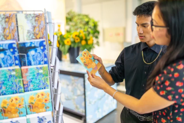 Van Gogh Alive -näyttelyn pop up -puodin antimia! 😍 Pop up -puoti ihastuttaa Van Goghin taideteosten inspiroimalla sisustuksellaan, sekä laajalla tuotekattauksellaan.

Puodista löydät esimerkiksi kortteja, erilaisia magneetteja, t-paitoja, suklaata, maalaustarvikkeita, julisteita, kirjoja, vihkoja, sukkia sekä uniikit auringonkukkabokserit! Lisäksi puodista voi ostaa aitoja auringonkukkia 😍🌻

Puotiin pääsee myös ilman näyttelylippua, joten tervetuloa näyttelyvierailun ohessa tai erikseen! Puoti on avoinna Tampere-talon aukioloaikoina.

Tarttuiko puodista jo jotakin sinun matkaasi? 🥰

Kuvat: Heidi Sohrab

#vangoghalive #vincentvangogh #vangoghart #tamperetalo #elämystentalo #tampere #visittampere